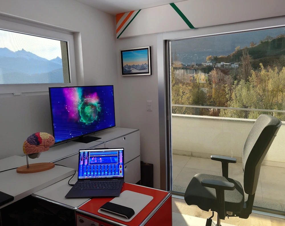 Poste de travail de bio et neurofeedback montrant l'écran de contrôles des signaux mesurés et le feedback vidéo sur le second écran